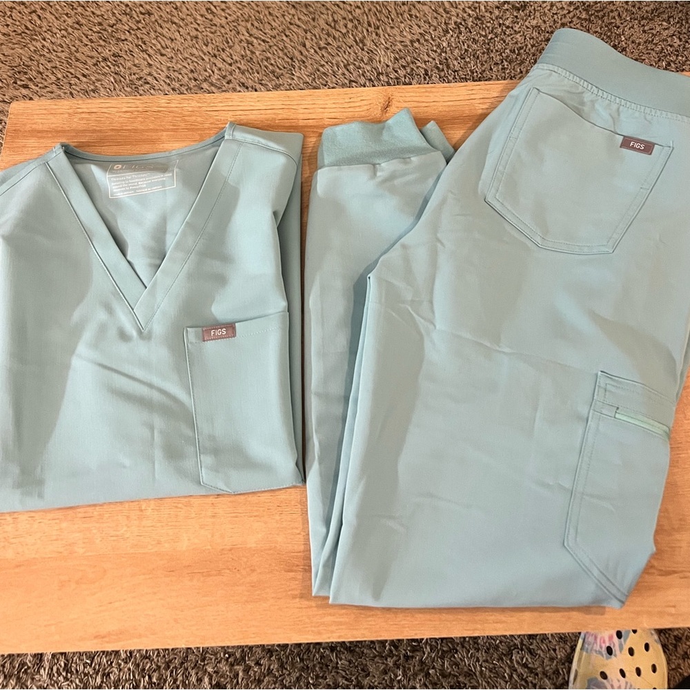 Figs scrubs. Small bottoms and medium top